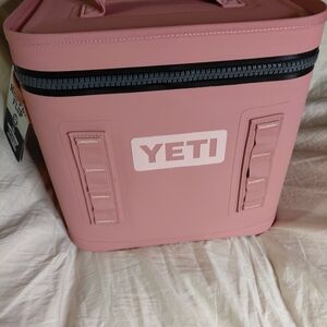 Yeti Hopper Flip Sandstone Pink